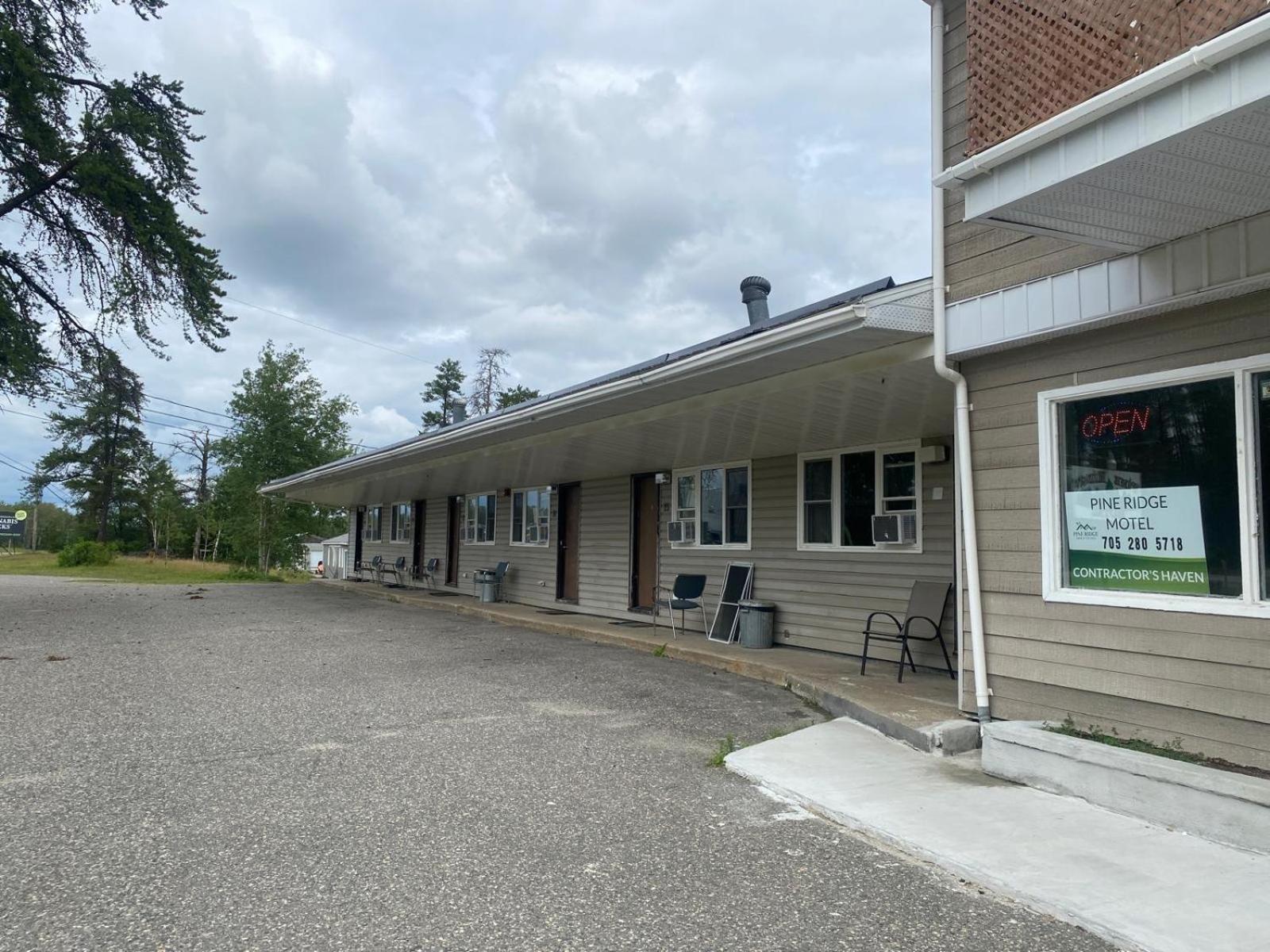 Pine Ridge Motel Тимминс Экстерьер фото