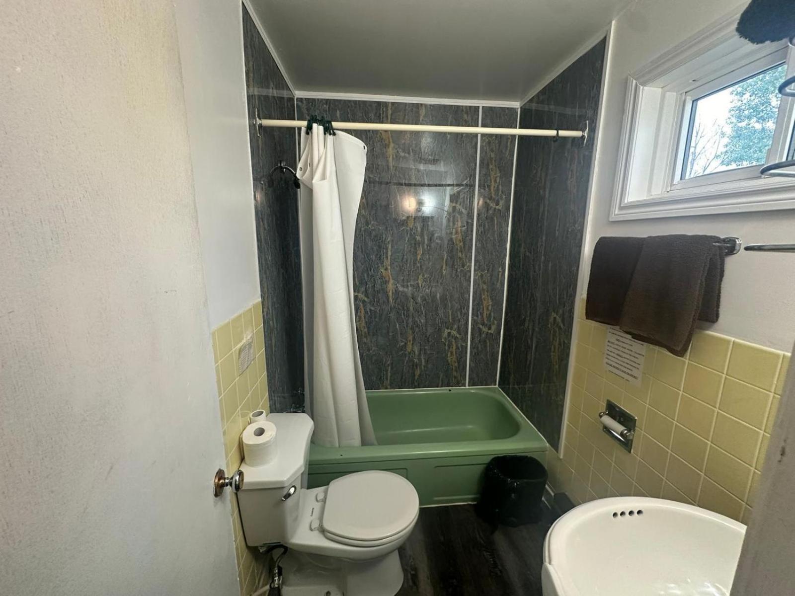 Pine Ridge Motel Тимминс Экстерьер фото