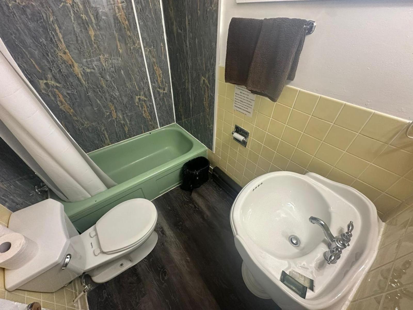 Pine Ridge Motel Тимминс Экстерьер фото