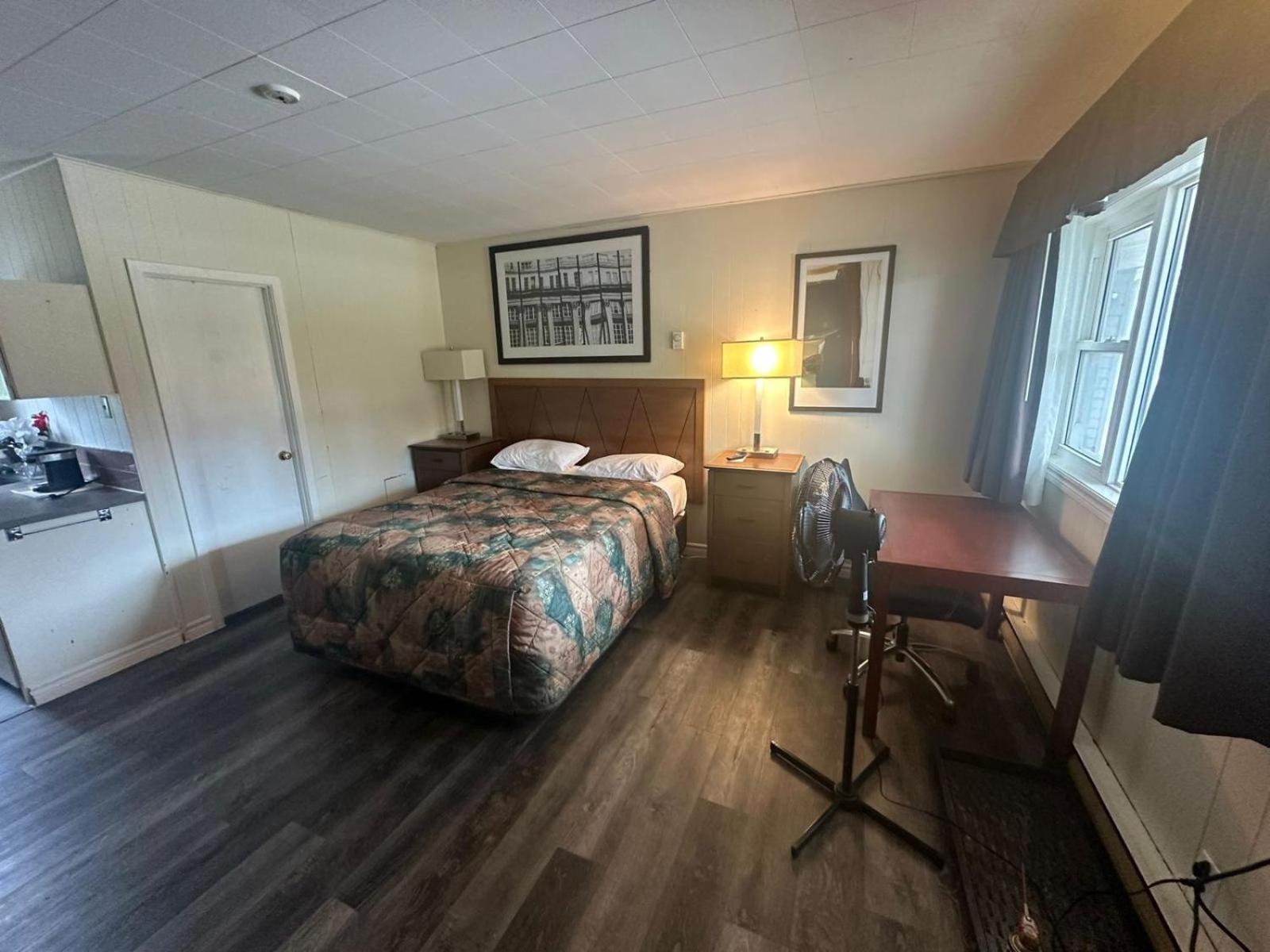 Pine Ridge Motel Тимминс Экстерьер фото