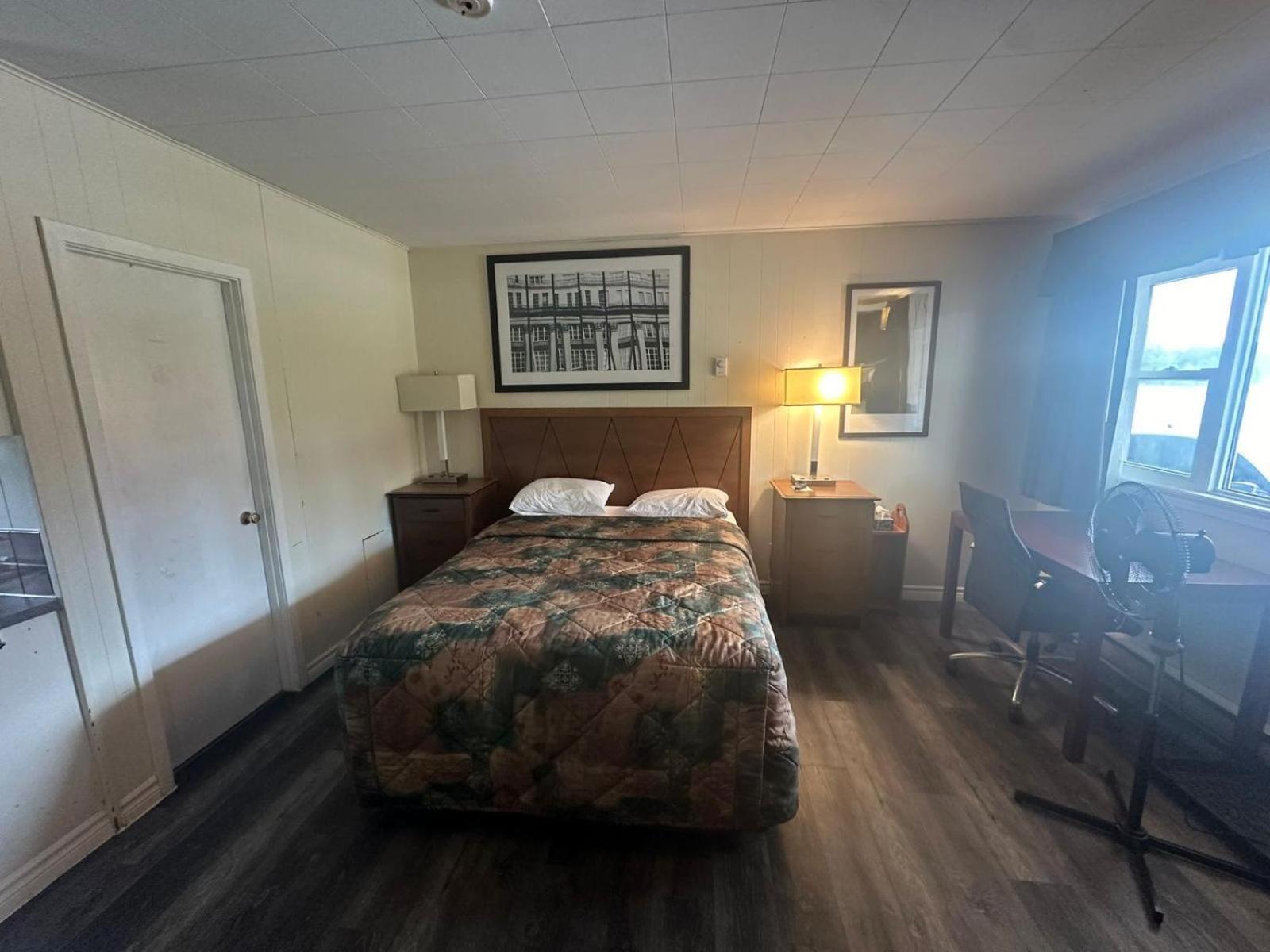 Pine Ridge Motel Тимминс Экстерьер фото
