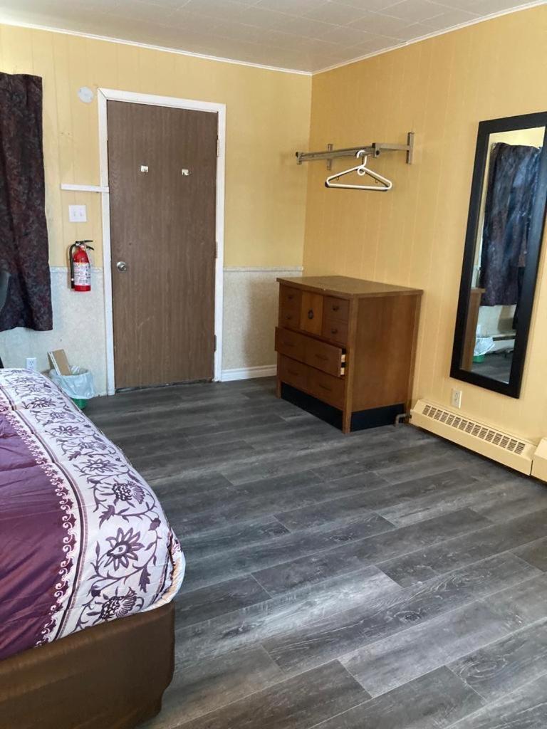 Pine Ridge Motel Тимминс Экстерьер фото